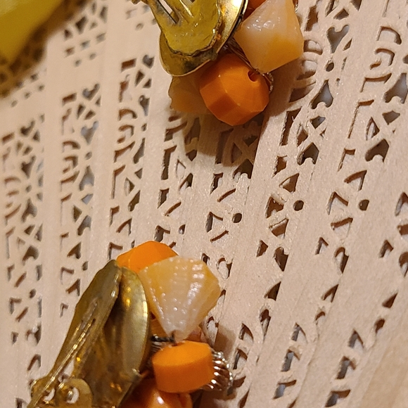 Vintage clip on Earrings for sale - Picture 5 of 7